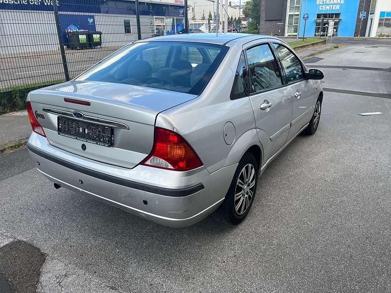 Gebraucht Ford Focus Ghia 131 PS (96 kW) 2003 Polarsilber metallic Limousine