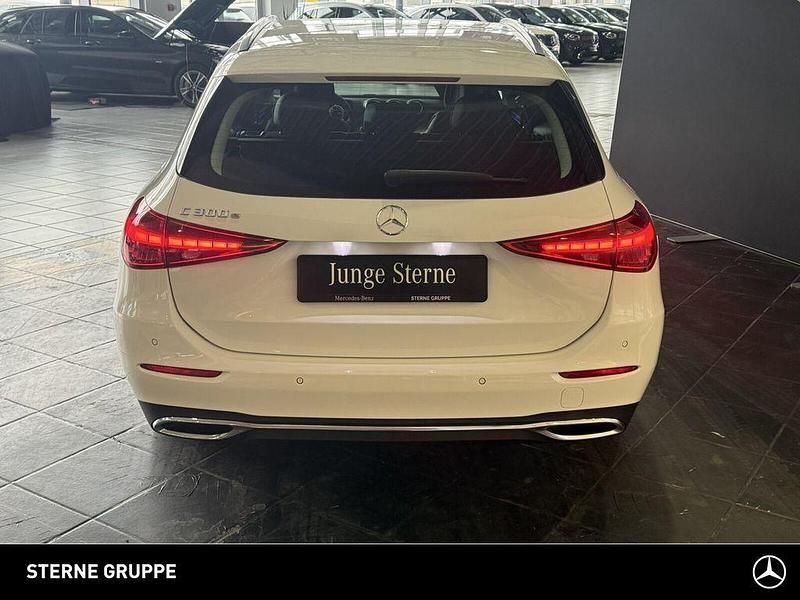Gebraucht Mercedes C300e 204 PS (150 kW) 2022 Unilack polarweiß Kombi