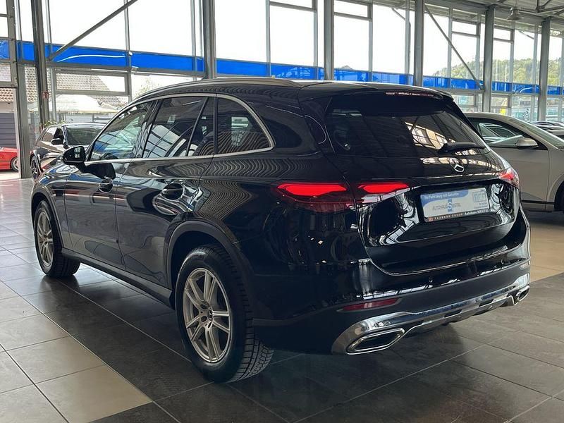 Gebraucht Mercedes GLC200 227 PS (166 kW) 2024 Schwarz SUV