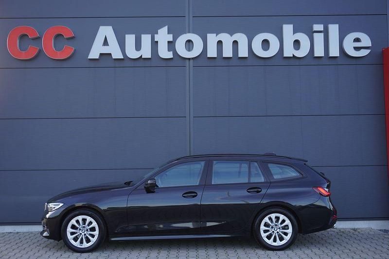 Schwarz Gebraucht 2022 BMW 318 Advantage Kombi | 19.880 € (Guter Preis) - Bild 1/4