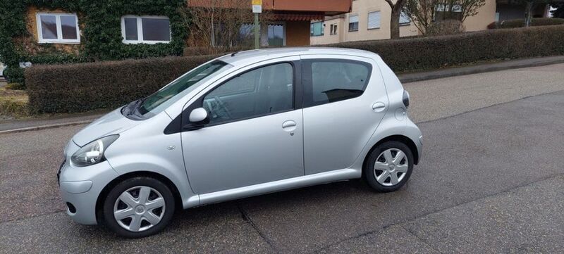 Silber Gebraucht 2010 Toyota Aygo Cool Kleinwagen | 2.999 € (Fairer Preis) - Bild 1/4