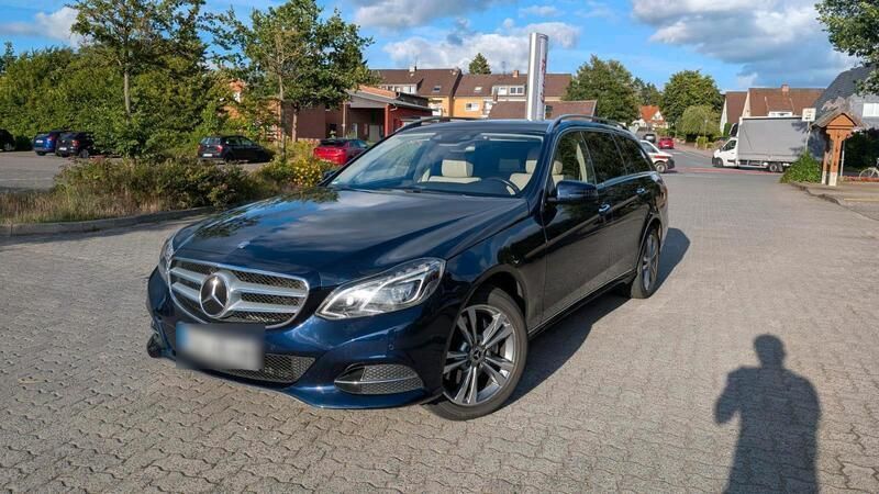 Blau Gebraucht 2014 Mercedes E300 Kombi | 13.900 € (Fairer Preis) - Bild 1/4