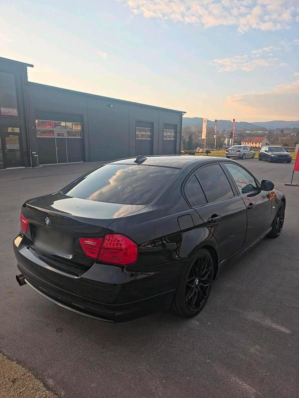 Gebraucht BMW 318 143 PS (105 kW) 2010 Schwarz Limousine