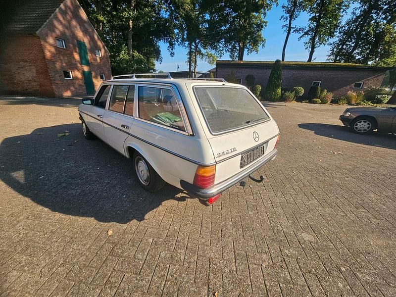 Weiß Gebraucht 1985 Mercedes 240 Kombi | 3.799 € - Bild 1/4