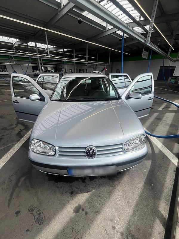 Silber Gebraucht 2002 VW Golf IV Kleinwagen | 1.500 € - Bild 1/4