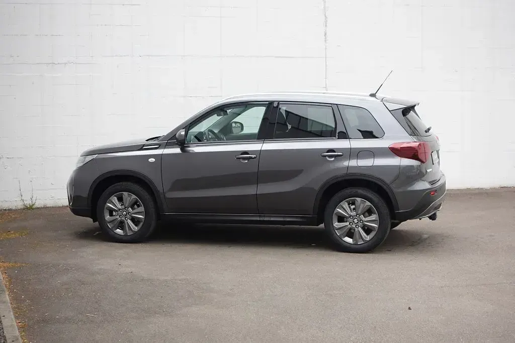 Neu Suzuki Vitara Comfort 110 PS (80 kW) 2026 Grau SUV