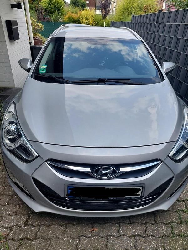 Silber Gebraucht 2015 Hyundai i40 Kombi | 11.750 € (Fairer Preis) - Bild 1/4