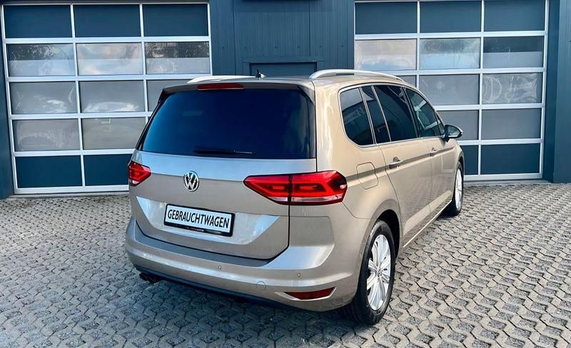 Gebraucht VW Touran Highline 150 PS (110 kW) 2016 Gold Van / Kleinbus