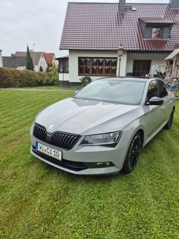 Grau Gebraucht 2019 Skoda Superb SportLine Limousine | 24.500 € (Etwas zu teuer) - Bild 1/4