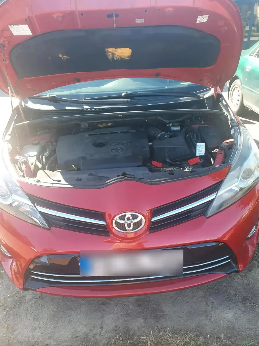 Gebraucht Toyota Verso 177 PS (130 kW) 2013 Rot Van / Kleinbus