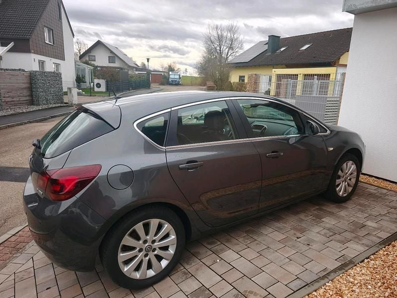 Gebraucht Opel Astra 179 PS (131 kW) 2010 Grau Limousine