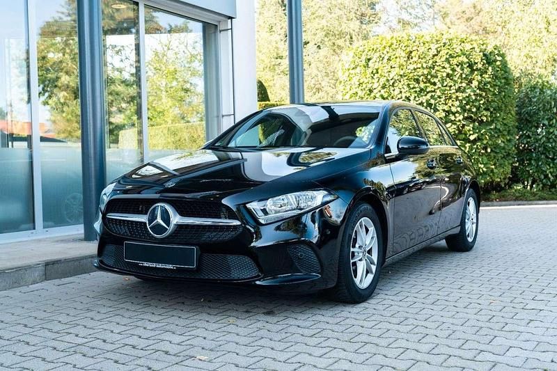 Schwarz Gebraucht 2019 Mercedes A180 Business Kleinwagen | 19.900 € (Fairer Preis) - Bild 1/4