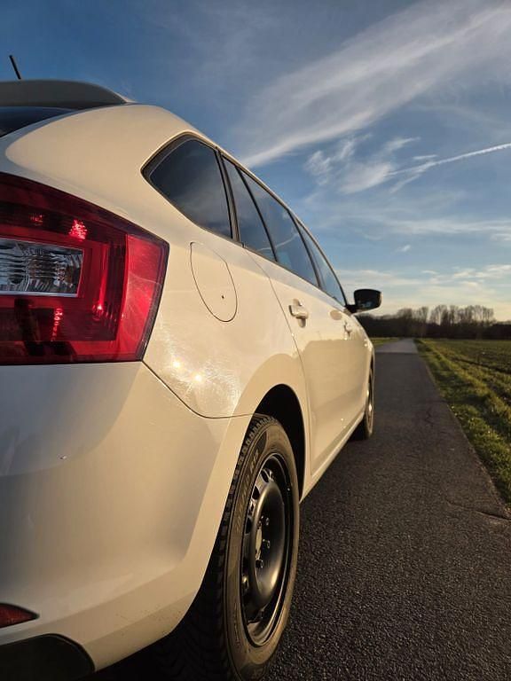 Gebraucht Skoda Rapid Ambition 125 PS (91 kW) 2014 Weiß Kleinwagen