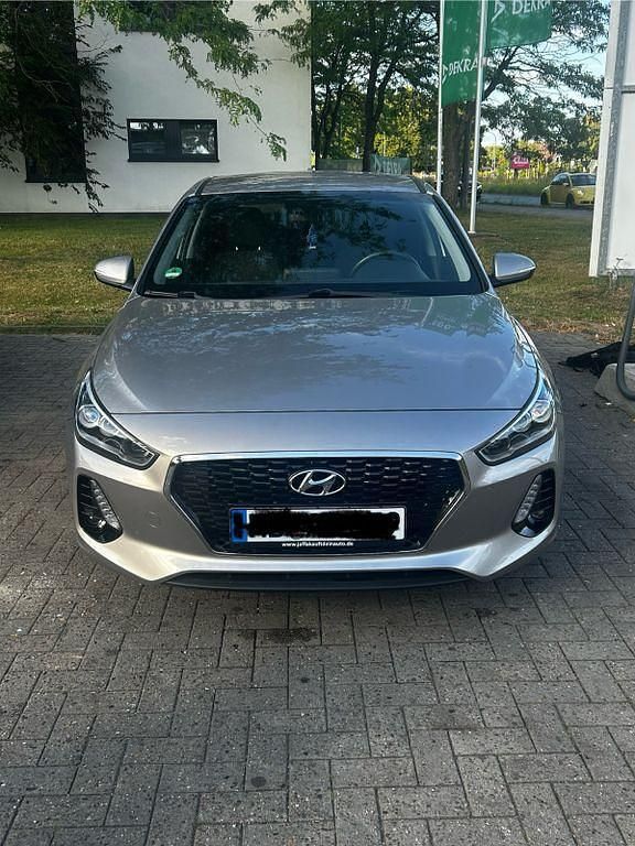 Beige Gebraucht 2017 Hyundai i30 Premium Limousine | 13.999 € (Fairer Preis) - Bild 1/4