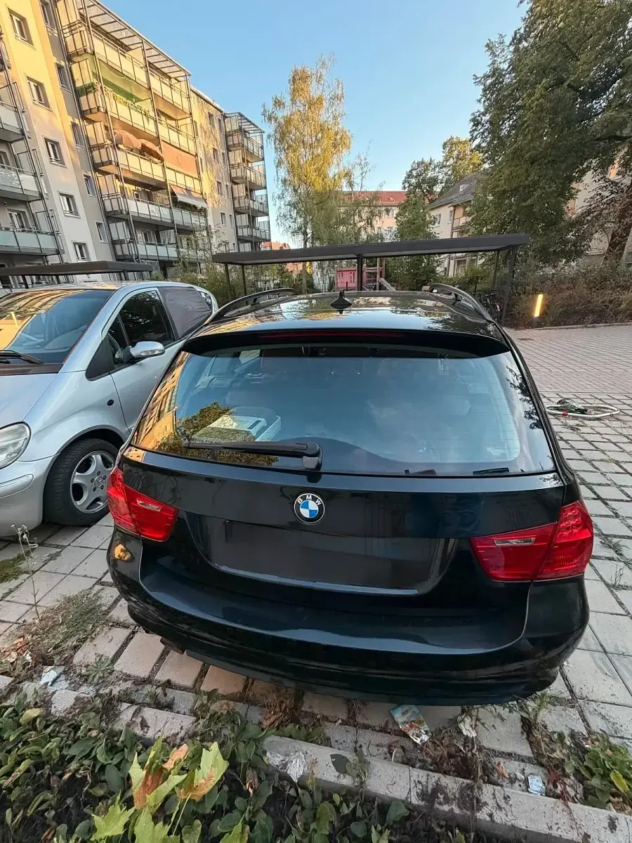 Gebraucht BMW 318 185 PS (136 kW) 2010 Schwarz Kombi