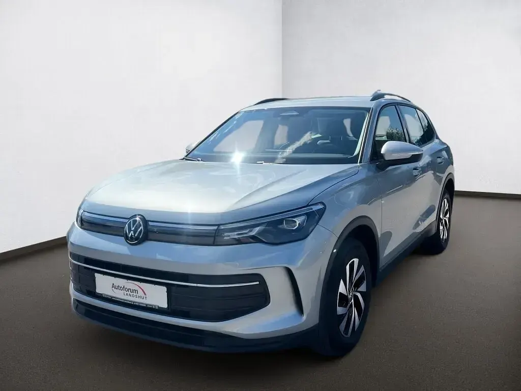 Gebraucht VW Tiguan Life 193 PS (141 kW) 2024 Silber oyster silver SUV