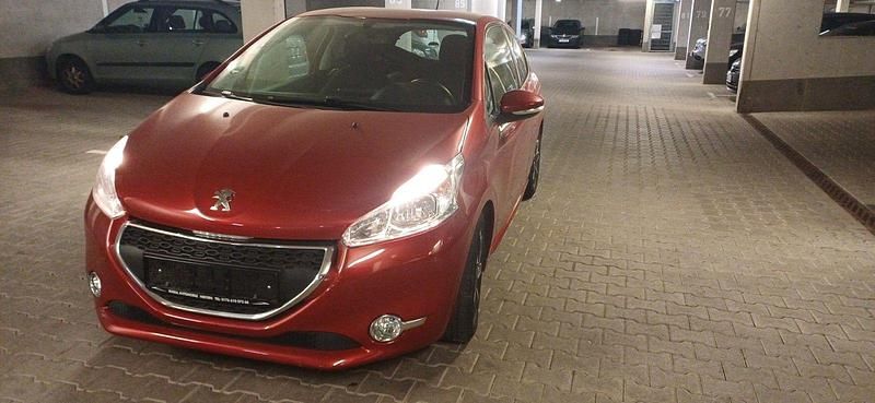 Gebraucht Peugeot 208 Active 95 PS (69 kW) 2012 Rot Kleinwagen