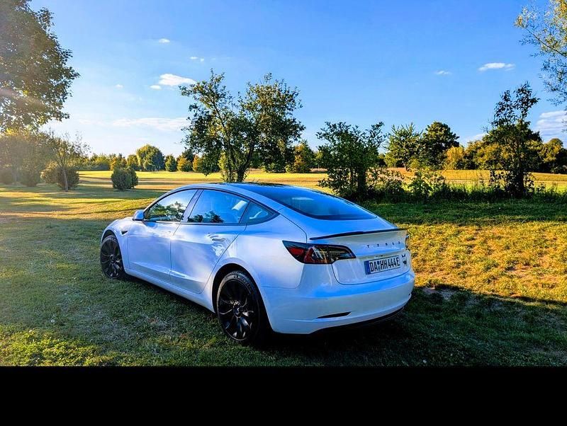 Weiß Gebraucht 2021 Tesla Model 3 Standard Range Plus Limousine | 21.500 € (Guter Preis) - Bild 1/4