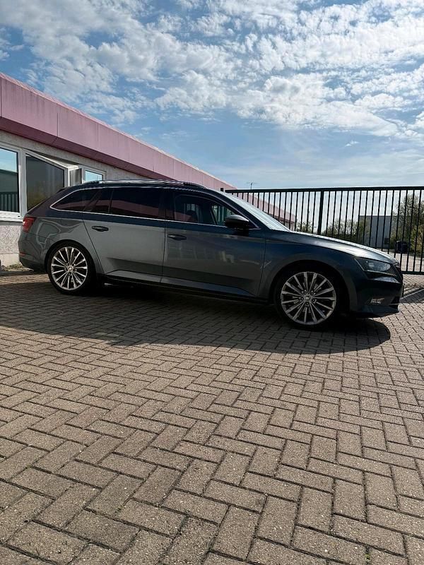 Gebraucht Skoda Superb 190 PS (139 kW) 2016 Grau Kombi