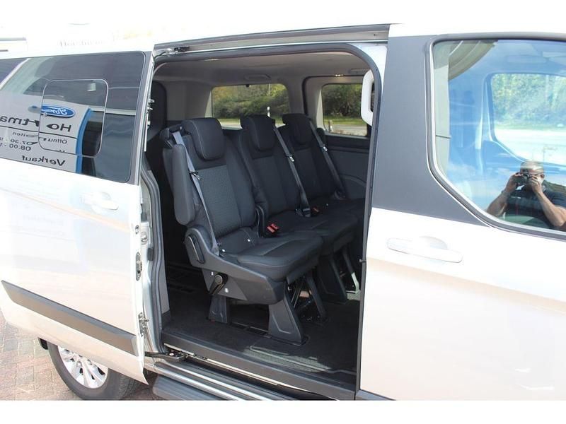 Gebraucht Ford Tourneo Trend 131 PS (96 kW) 2020 Silber Van / Kleinbus