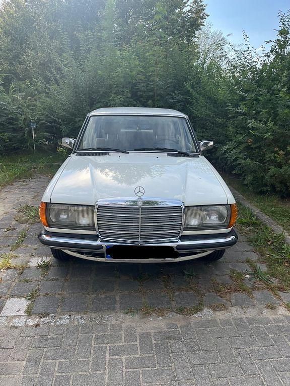 Gebraucht Mercedes 200 60 PS (44 kW) 1982 Weiß Limousine