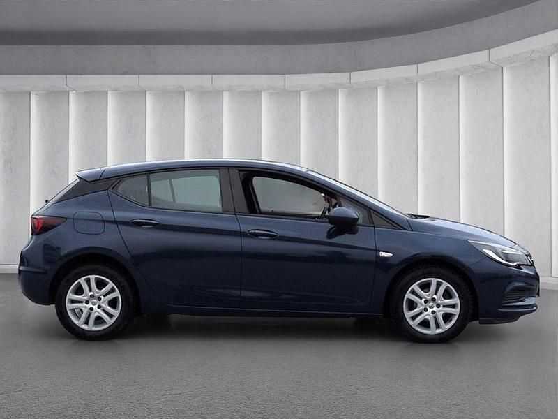 Używany Opel Astra Edition 110 KM (80 kW) 2019 Niebieski Sedan/Limuzyna