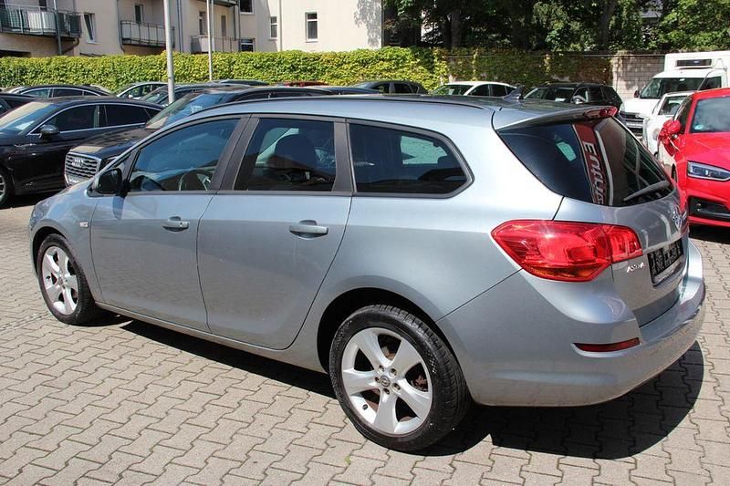 Gebraucht Opel Astra Design Edition 95 PS (69 kW) 2011 Silber Kombi