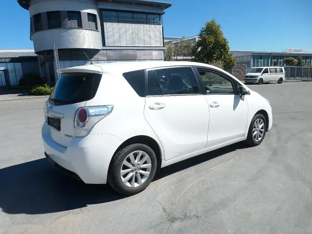 Gebraucht Toyota Verso Basis 111 PS (81 kW) 2017 Weiß Van / Kleinbus