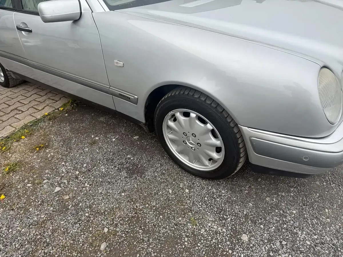 Gebraucht Mercedes E280 204 PS (150 kW) 1998 Silber Limousine