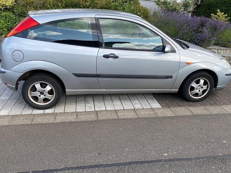 Silber Gebraucht 2004 Ford Focus Kleinwagen | 500 € (Guter Preis) - Bild 1/4