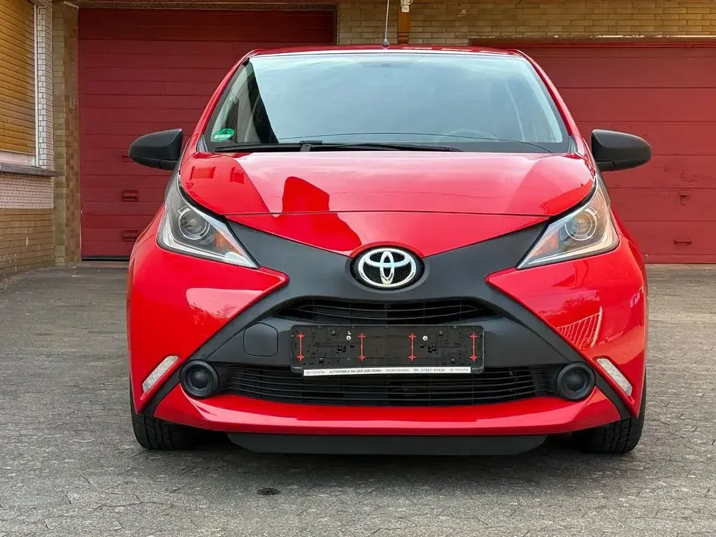 Gebraucht Toyota Aygo 69 PS (50 kW) 2017 Rot Kleinwagen