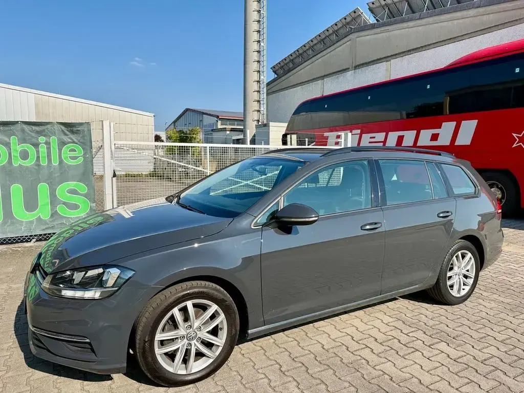 Gebraucht VW Golf VII Comfortline 150 PS (110 kW) 2019 Uranograu Kombi