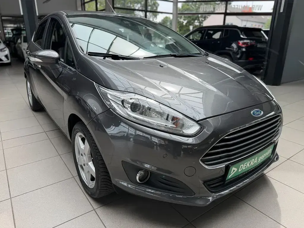 Gebraucht Ford Fiesta Titanium 125 PS (91 kW) 2015 Grau Kleinwagen