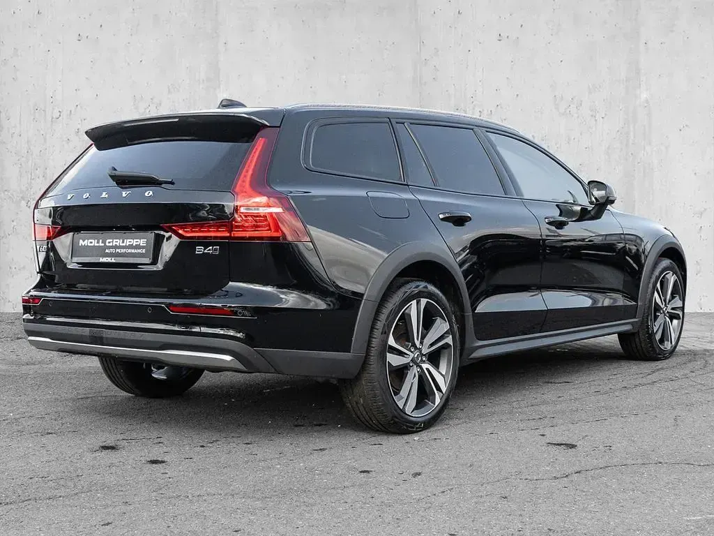 Gebraucht Volvo V60 CC Plus 197 PS (144 kW) 2024 Onyx black / metallic Kombi