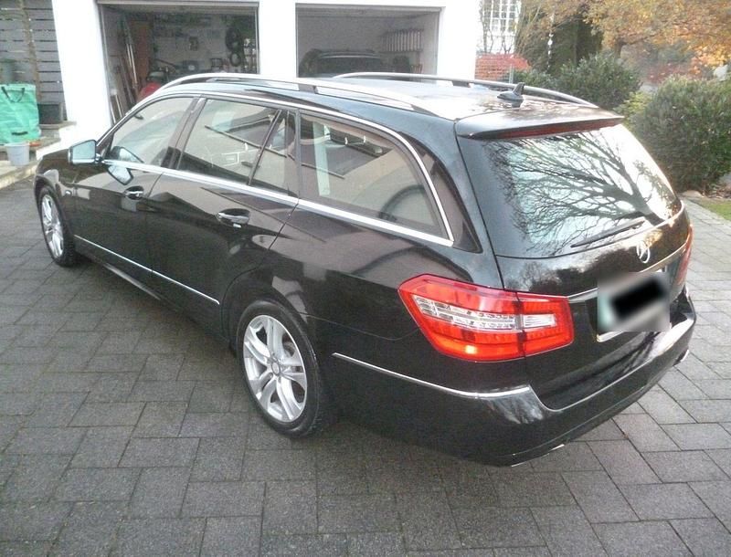 Gebraucht Mercedes E220 Avantgarde 170 PS (125 kW) 2011 Schwarz Kombi