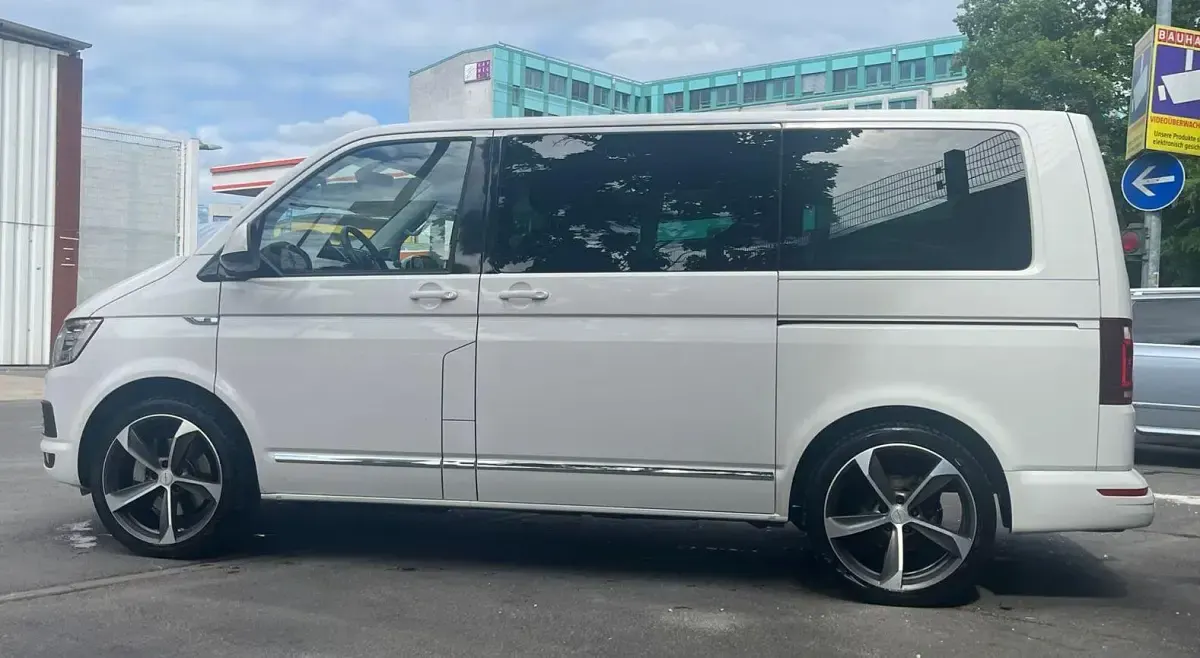 Gebraucht VW Multivan Highline 204 PS (150 kW) 2017 Weiß Van / Kleinbus