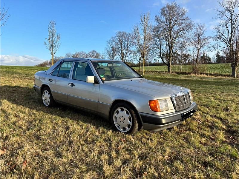 Usata Mercedes E220 150 CV (110 kW) 1993 Argento Berlina