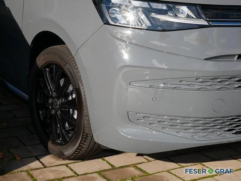 Gebraucht VW Multivan Life 150 PS (110 kW) 2024 Pure grey Van