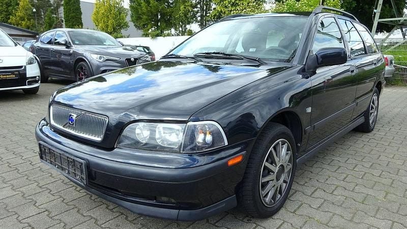 Gebraucht Volvo V40 122 PS (89 kW) 2000 Schwarz Kombi