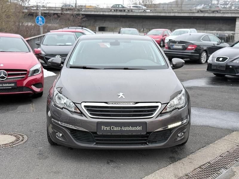 Gebraucht Peugeot 308 Active 120 PS (88 kW) 2015 Braun Kleinwagen