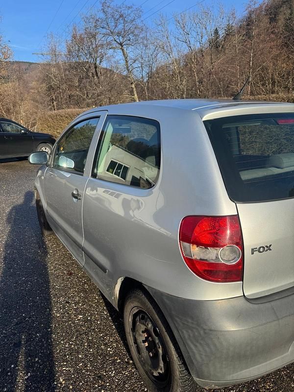 Gebraucht VW Fox 54 PS (39 kW) 2010 Silber Kleinwagen