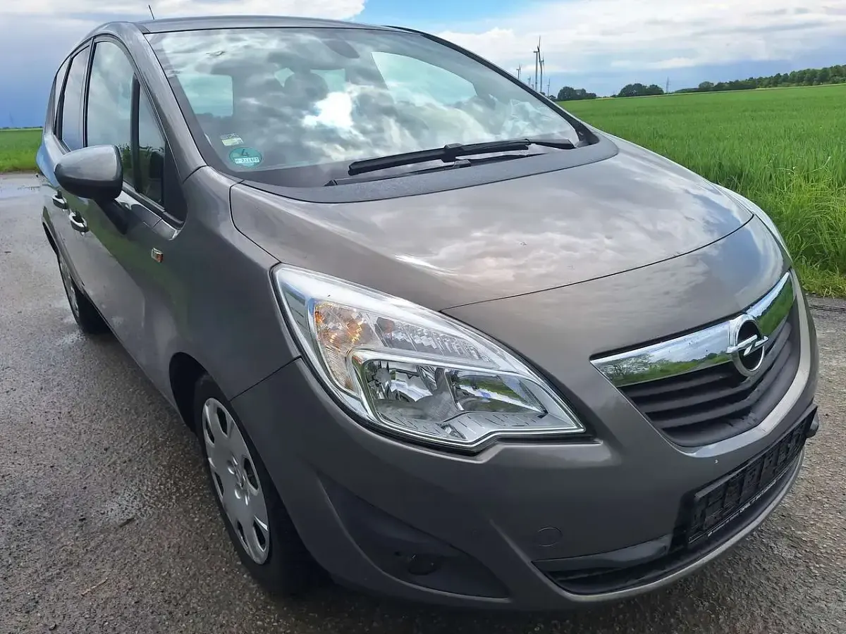 Gebraucht Opel Meriva Design Edition 131 PS (96 kW) 2011 Muskatgrau/muskat braun(m2) Van / Kleinbus