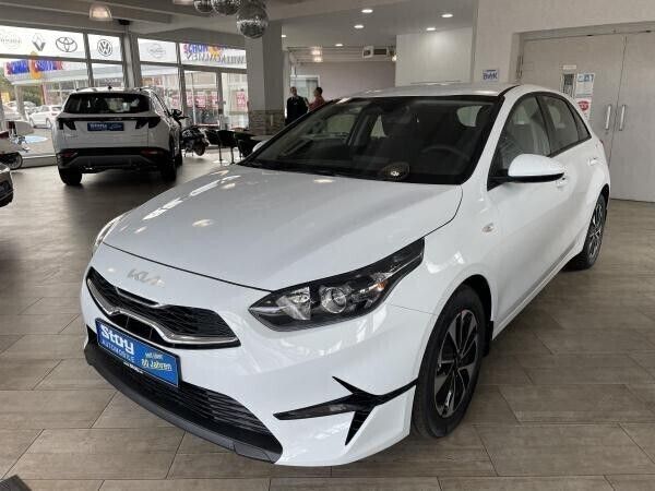 Weiß (weiß weiß) Neu 2024 Kia Ceed Limousine | 17.990 € (Superpreis) - Bild 1/4