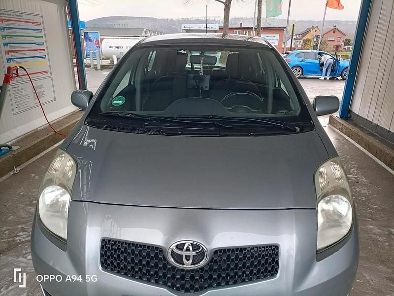 Grau Gebraucht 2005 Toyota Yaris Kleinwagen | 2.500 € (Guter Preis) - Bild 1/4