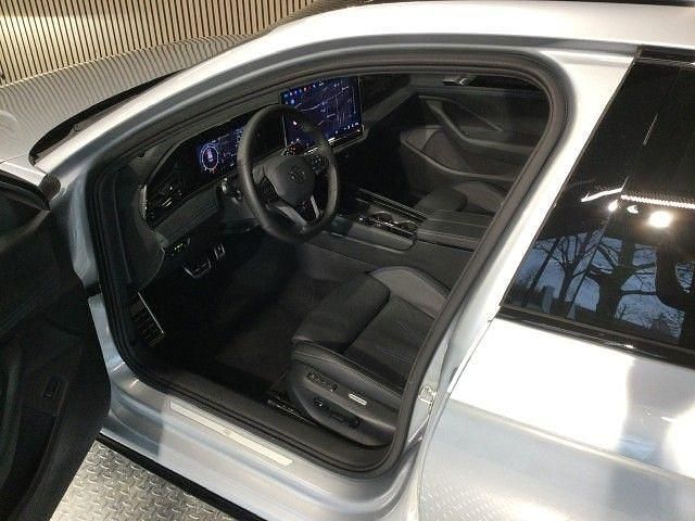 Gebraucht VW Passat R-line 193 PS (141 kW) 2025 Oyster silver grenadillschwarz Kombi