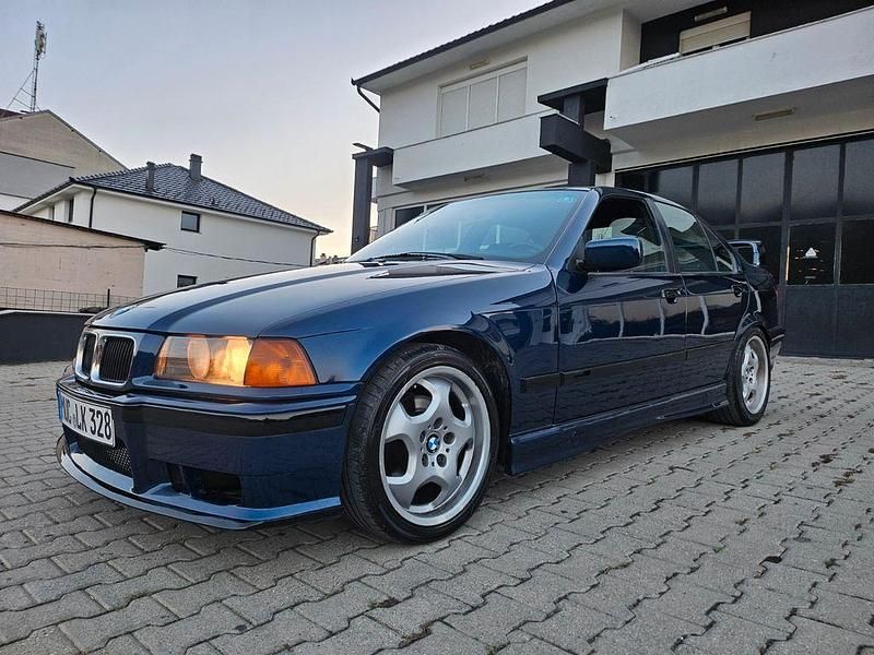 Blau Gebraucht 1991 BMW 316 M Sport Limousine | 7.990 € - Bild 1/4