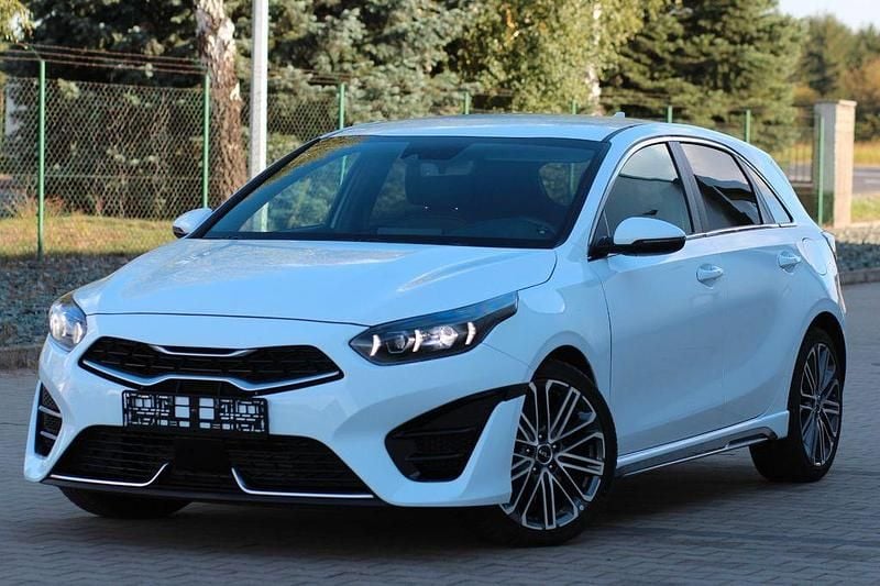 Weiß Gebraucht 2023 Kia Ceed GT GT-Line Limousine | 20.500 € (Superpreis) - Bild 1/4