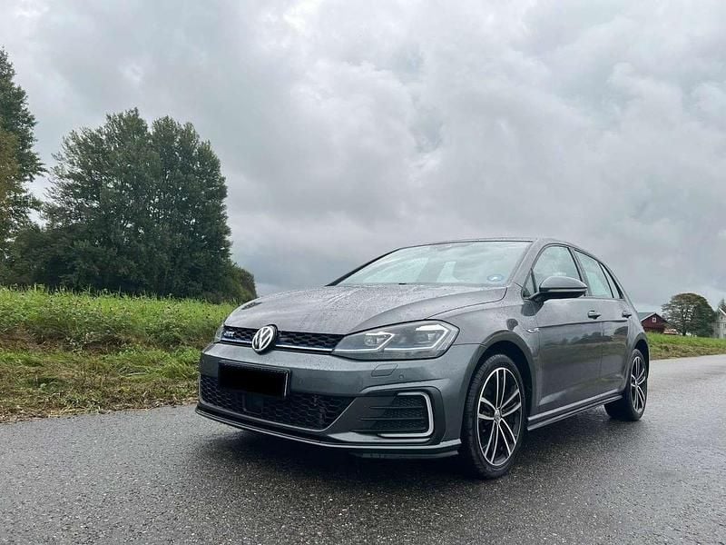Grau Gebraucht 2018 VW Golf VII GTE Limousine | 16.690 € (Fairer Preis) - Bild 1/4