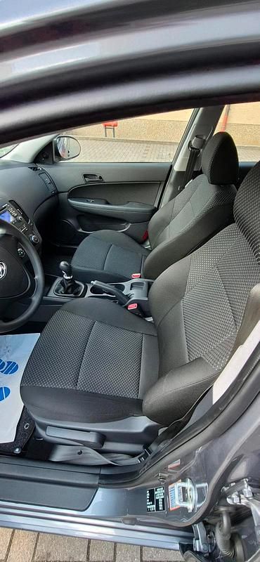 Gebraucht Hyundai i30 110 PS (80 kW) 2012 Grau Kombi