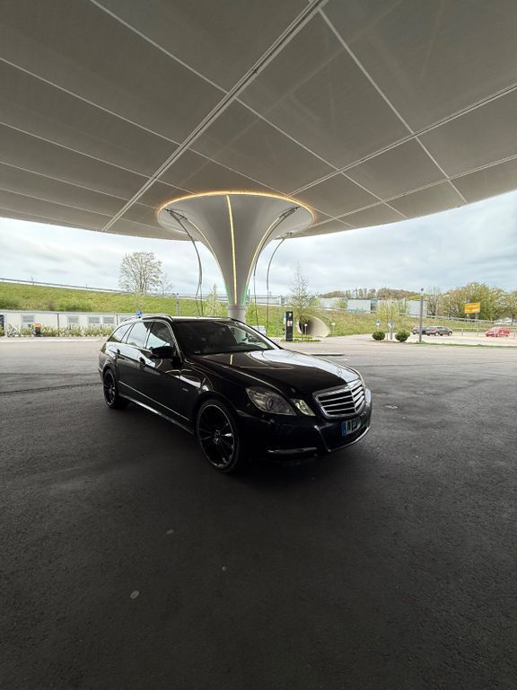 Gebraucht Mercedes E220 170 PS (125 kW) 2011 Schwarz Limousine